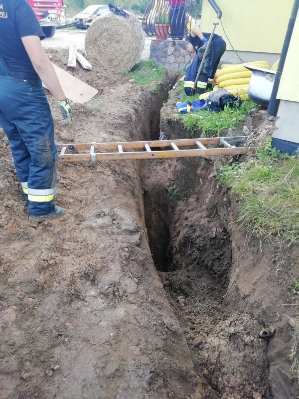 Groźny wypadek na budowie. Strażacy odkopali mężczyznę (zdjęcia)