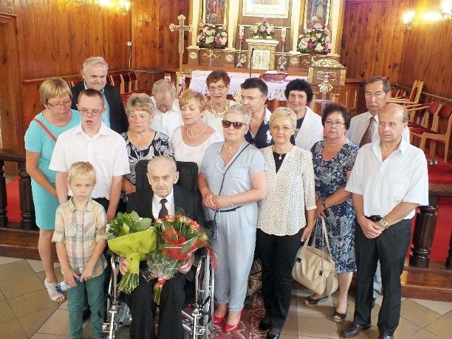 Józef Błaszczykowski po mszy w kościele w Parszowie, razem z najbliższą rodziną
