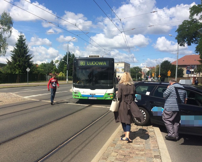 Kolizja na ul. Arkońskiej w Szczecinie. Zderzenie taksówki z autobusem komunikacji miejskiej