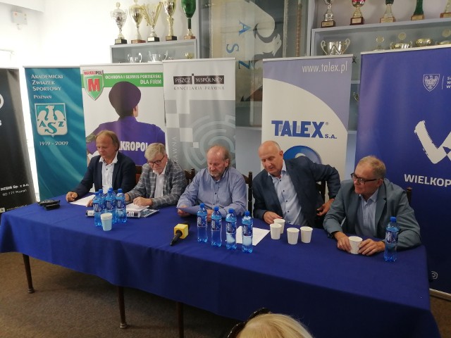 Uczestnicy konferencji przed rozpoczynającym się w niedzielę na kortach AZS Poznań turniejem tenisowym mężczyzn Talex Open