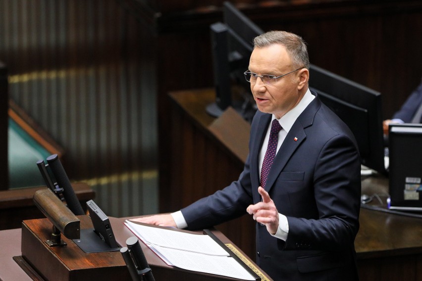 Trwa pierwsze posiedzenie Sejmu X kadencji. Prezydent RP...
