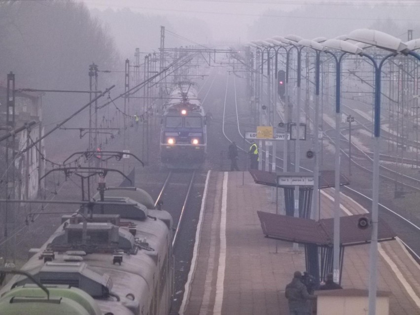 Krok od katastrofy kolejowej w Łowiczu. Dwa pociągi osobowe na jednym torze [ZDJĘCIA]