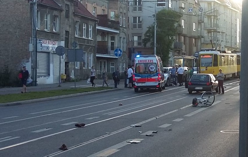 Wypadek na ul. Arkońskiej. Potrącony rowerzysta trafił do szpitala
