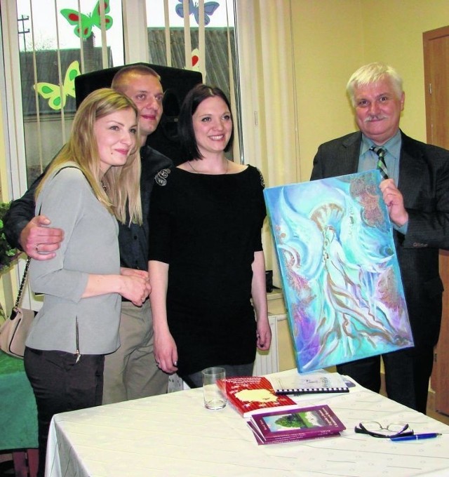 Marek Skuza (po prawej) z dziećmi podczas spotkania w Trzemosnej. Od córki Edyty Hutnik dostał pamiątkowy obraz.