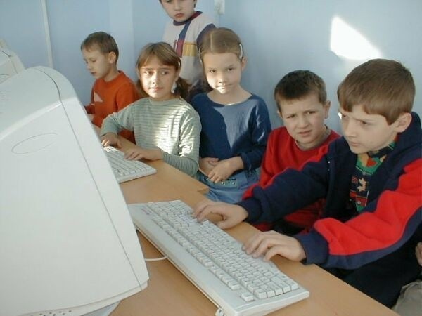 Z pozyskanych przez radę rodziców komputerów mogą korzystać dzieci w szkolnej świetlicy.