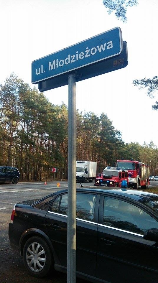Trzy samochody zderzyły się w Rozgartach, jedna osoba w...