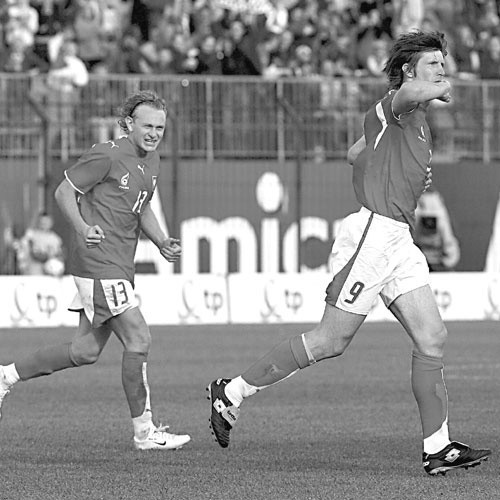 Grzegorz Rasiak (z prawej) w dwóch ostatnich meczach towarzyskich zdobył dla reprezentacji sześć bramek.  Sebastian Mila zapisał ich na swoim koncie cztery. (Fot. Grzegorz Hawałej / Fotorzepa)