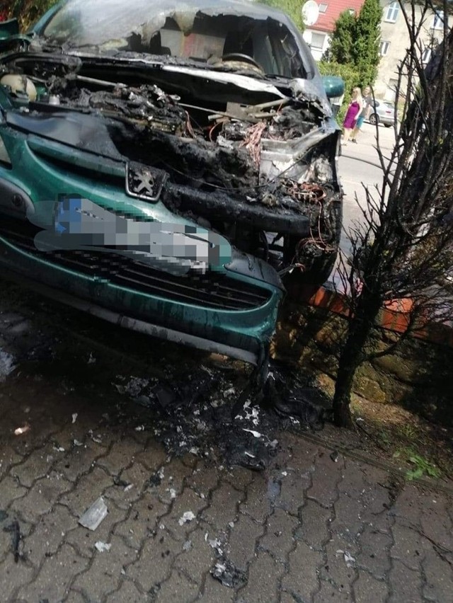 W dniu 04.06.2019r. około godziny 13:05 jednostka OSP Czaplinek została zadysponowana do pożaru samochodu osobowego przy ul. Długiej. Po przybyciu na miejsce polecono podać prąd wody w natarciu na palące się auto. W działaniach udział brały 2 zastępy OSP CzaplinekZobacz także: Wypadek w centrum Koszalina