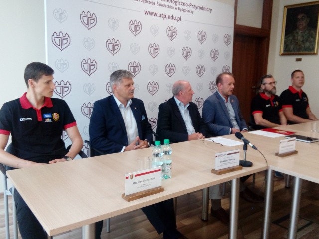 Od lewej: Michał Krasuski (zawodnik), Dariusz Pańka (prorektor ds. organizacji i rozwoju UTP), Tomasz Topoliński (rektor UTP), Bartłomiej Dzedzej (prezes Enea UTP Astoria) oraz Przemysław Gierszewski i Jakub Dłuski (trenerzy).