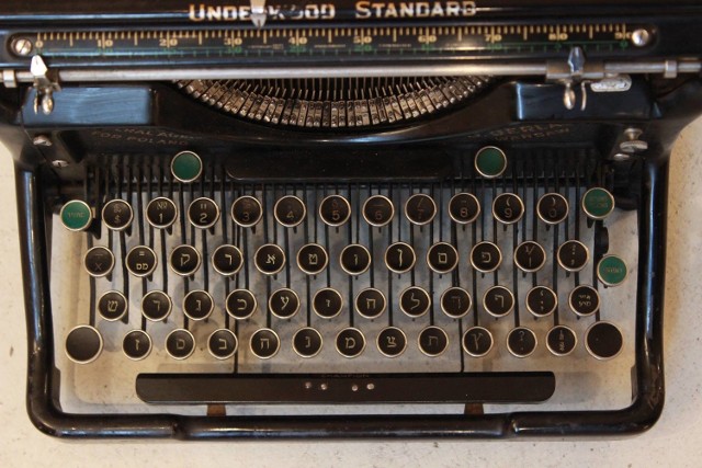 Maszyna do pisania z hebrajskimi czcionkami, która była w redakcji przedwojennej gazety “Lubliner Tugblat”