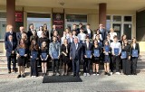 Stypendia starosty tarnobrzeskiego dla najlepszych uczniów ze szkół powiatu już wręczone. Zobacz, kto został wyróżniony - zdjęcia i wideo 