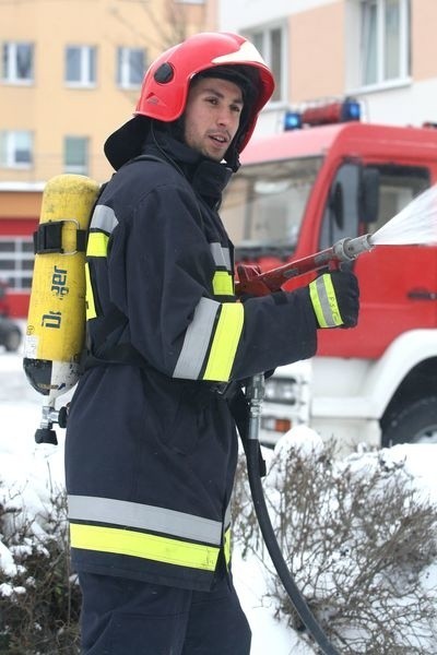 Piłkarz ręczny Vive Targi Kielce Mateusz Zaremba jako zawodowy strażak