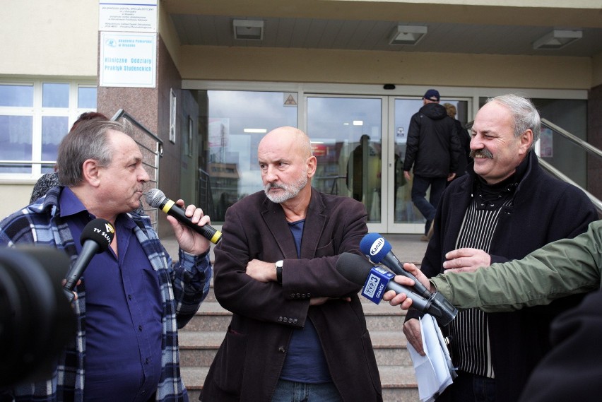 Protest przed słupskim szpitalem.