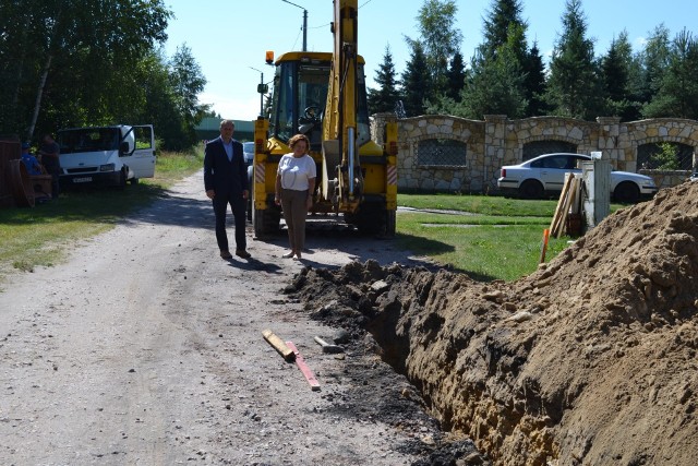 Kilka dni temu rozpoczęto budowę kanalizacji sanitarnej na ulicy Polanki w Szydłowcu.