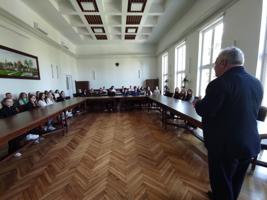 Uczniowie Liceum Ogólnokształcącego imienia Sienkiewicza w Szydłowcu spotkali się z przewodniczącym Rady Powiatu. Zobacz zdjęcia
