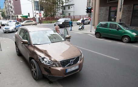 Nie wszystkie panie są mistrzyniami kierownicy. W tym wypadku 47-letnia  kobieta kierująca volvo wjechała na skrzyżowanie przy czerwonym świetle i spowodowała stłuczkę.