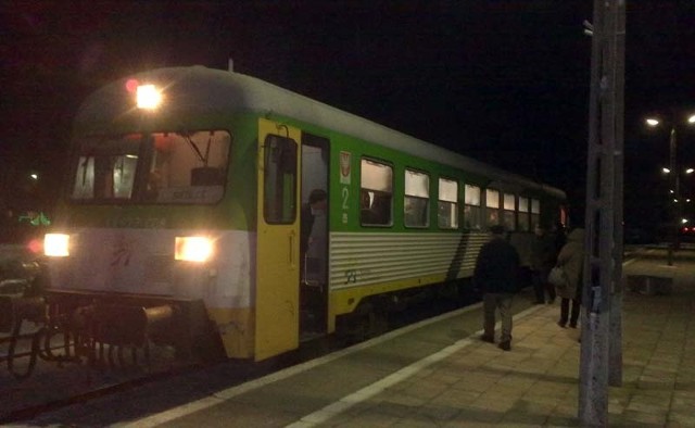 Pociąg Hajnówka - Czeremcha - Siedlce stoi na peronie w Siemiatyczach Stacji