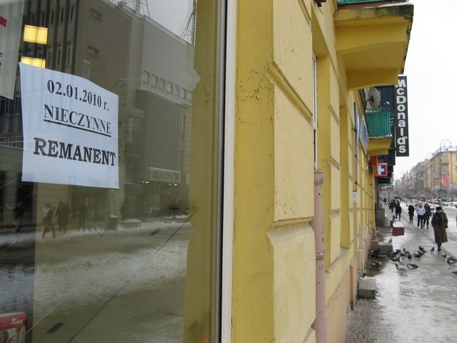 Kartka na sklepie obuwniczym na rogu ulic Sienkiewicza i Planty, informuje, że jest on zamknięty.