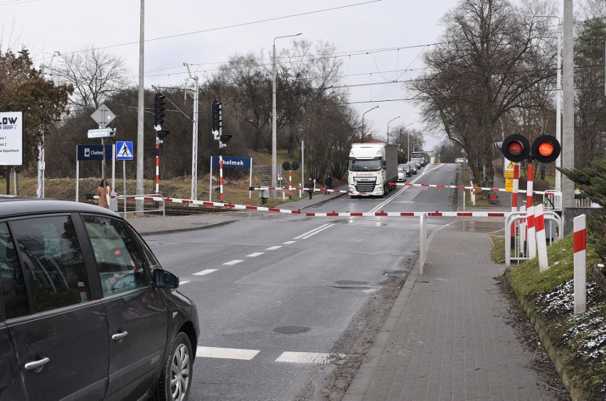 Skrzyżowanie na drodze 780 w Chełmku z linią kolejową...