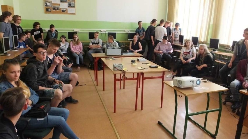 Dzień otwarty w sandomierskim Ekonomiku. Były prezentacje w klasach, występy uczniów i wiele niespodzianek.
