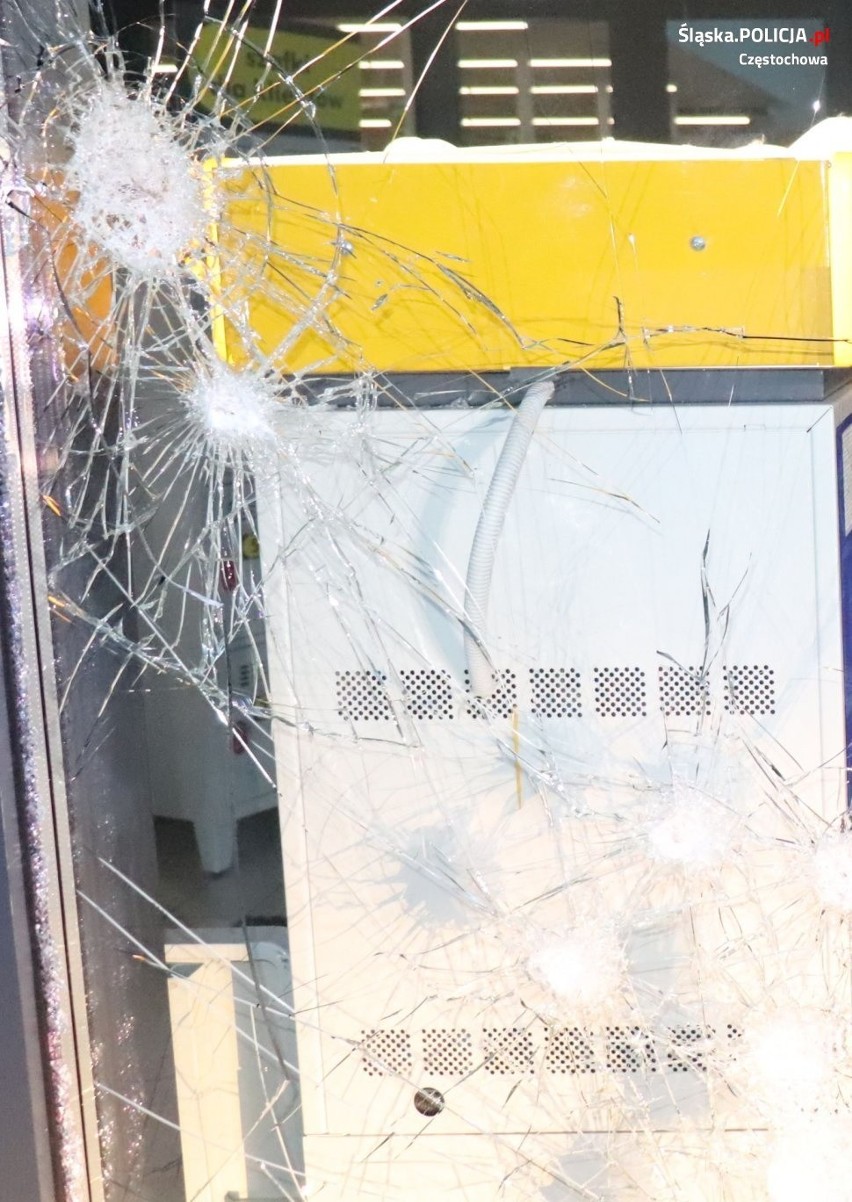 Częstochowa: Próba kradzieży bankomatu. Policja ujawniła nagranie z miejsca zdarzenia [FILM, ZDJĘCIA]