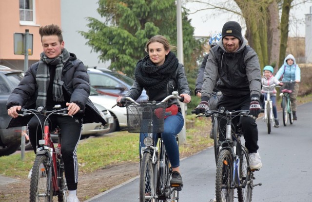 W sobotę (2.03.2019) w południe oficjalnie rozpoczęto sezon rowerowy w Zielonej Górze. Niesprzyjająca pogoda nie wystraszyła miłośników dwóch kółek, którzy w asyście prezydenta Zielonej Góry, Janusza Kubickiego oraz szefa stowarzyszenia Rowerem do Przodu, radnego miejskiego, Roberta Górskiego wyruszyli spod nowej stacji Zielonogórskiego Roweru Miejskiego przy ul. Browarnej do ogrodu botanicznego, gdzie zorganizowano piknik rowerowy.Organizatorzy przygotowali dla mieszkańców Zielonej Góry m.in. mapy rowerowe oraz atrakcje dla najmłodszych mieszkańców miasta. Obecni byli również zielonogórscy policjanci, którzy wszystkim chętnym znakowali rowery.Zielonogórski Rower Miejski funkcjonuje od 21 sierpnia 2018 r. Od samego początku cieszy się ogromną popularnością. Przez nieco ponad 3 miesiące, wypożyczono go niemal 200 tys. razy.W tym roku w Zielonej Górze powstały trzy nowe stacje i pojawiło się 30 nowych rowerów. W sumie do dyspozycji mieszkańców jest ich aż 400, a wśród nich tandemy oraz rowery familijne.