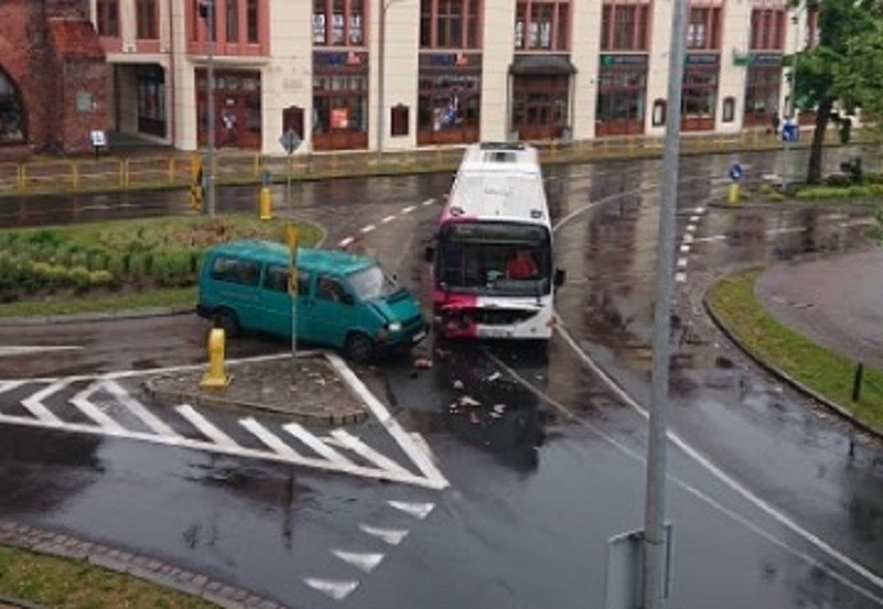 Kolizja samochodu za autobusem na ul. Anny Łajming w Słupsku