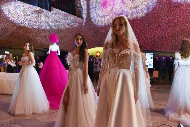 W niedzielę (06.11) w CKK Jordanki w Toruniu odbywały się X Targi Ślubne. Dla przyszłych nowożeńców przygotowano m.in. pokazy, prezentacje oraz warsztaty. Zobaczcie, co się tam działo! Oto zdjęcia! >>>>>
