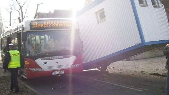 Wypadek na ul. Domanskiego w Opolu - na autobus MZK spadl kontener z ciezarówki