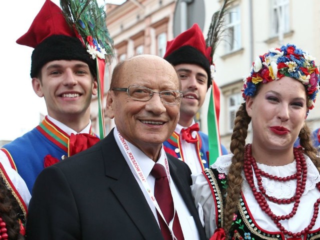 Tadeusz Ferenc z artystami zespołu ludowego.