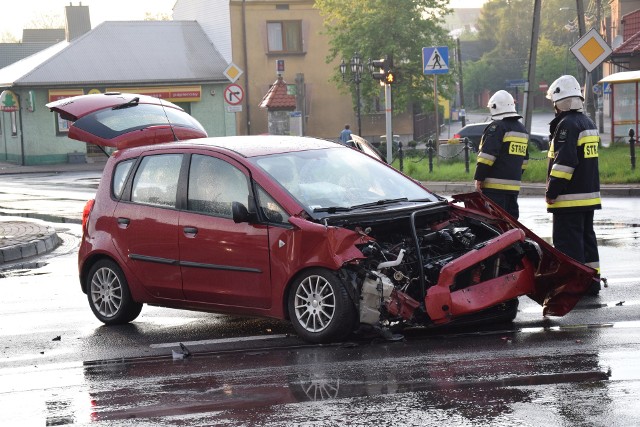 TIR uderzył w osobówkę na DK 78. Sprawca uciekł