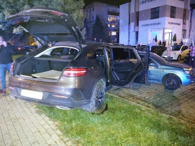 Nocny wypadek na ul. Barskiej. Mercedes uszkodził pięć zaparkowanych samochodów