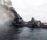 Nagranie z ostatnich chwil krążownika: "Moskwa" z dwiema dziurami, przechyla się. Słychać głosy członków załogi, którzy wzywają pomocy