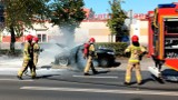 Przy Pasażu Zielińskiego spłonął samochód. 20 gaśnic nie pomogło! [FILM, ZDJĘCIA]