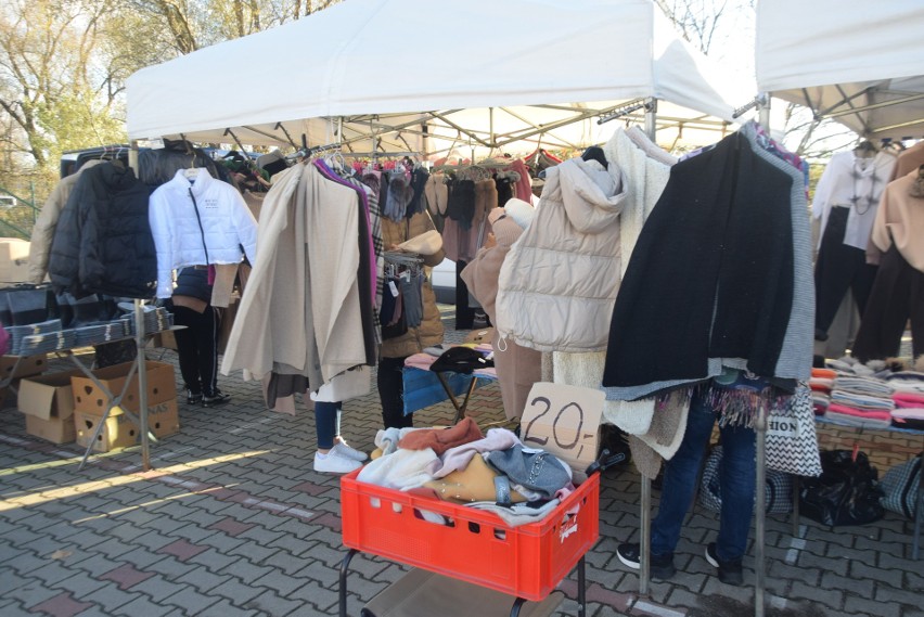 Handel na targowisku w Przysusze. Odzież jesienna, kurtki, płaszcze, buty dostępne 7 listopada. Co było ponadto? Zobaczcie zdjęcia