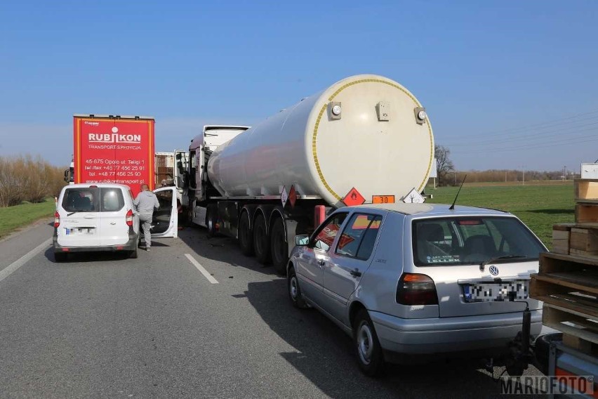 Dwie ciężarówki i dwa auta osobowe zderzyły się w piątek na...