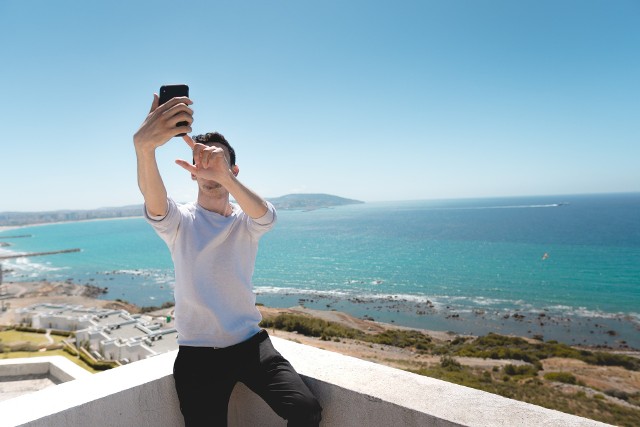 Tablet lub smartfon mogą pomóc rozwiązać problemy, z jakimi zmagają się osoby wykonujące zdjęcia w podróży. Porad udzieliła profesjonalna fotografka National Geographic.