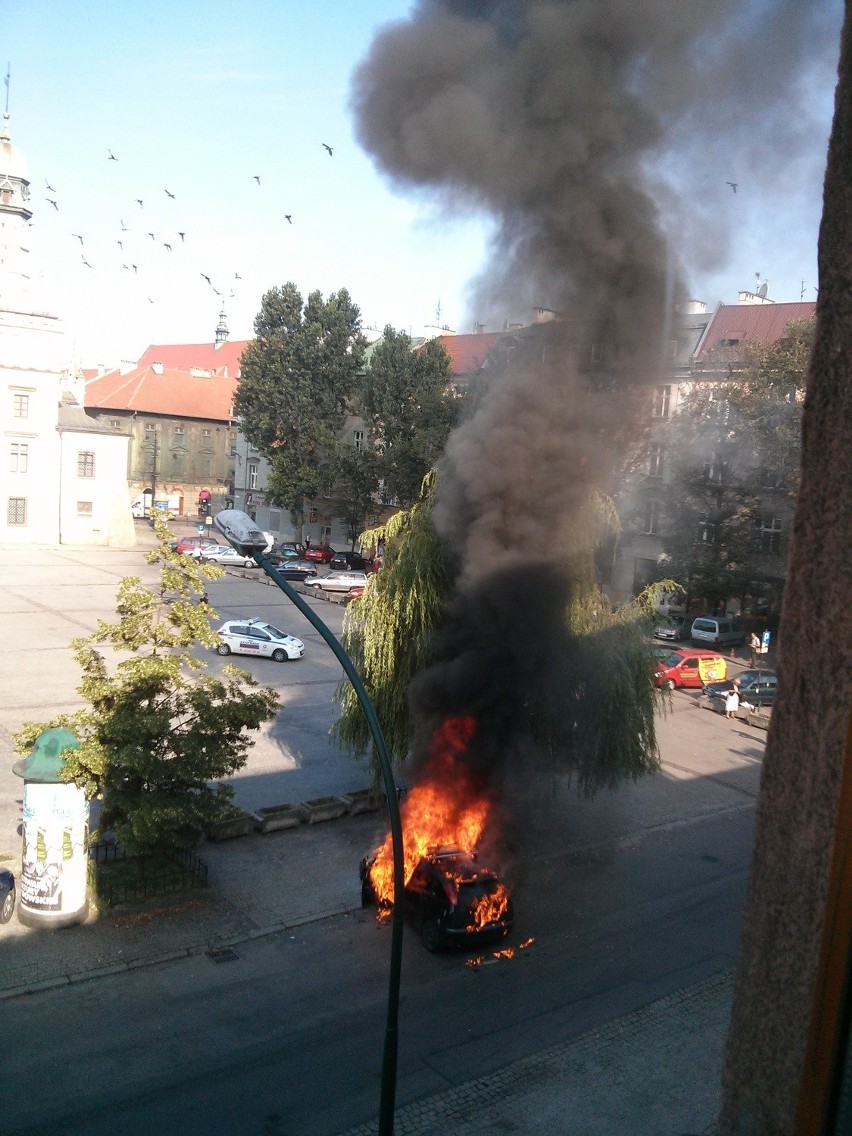 Kraków: pożar samochodu na pl. Wolnica [ZDJĘCIA INTERNAUTKI]