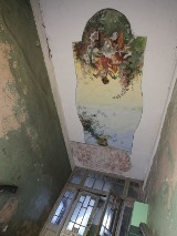 Secesyjny zabytkowy fresk z klatki schodowej czeka na ratunek