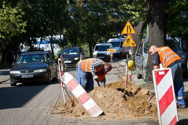 Na Stromej kierowcom zafundowano slalom pomiędzy pachołkami i wystającymi z jezdni studzienkami