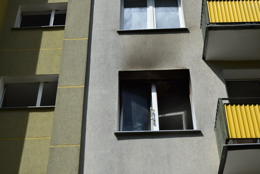 Pożar mieszkania przy ul. Pozytywistów. Poszkodowane zostały trzy osoby, w tym interweniujący policjant