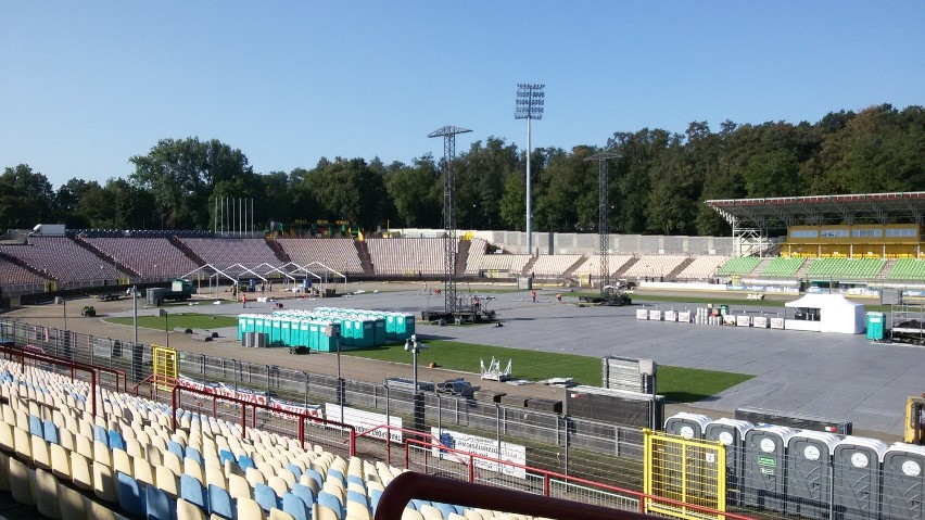 Po koncercie Linkin Park w Rybniku sprzątają stadion. A tak...