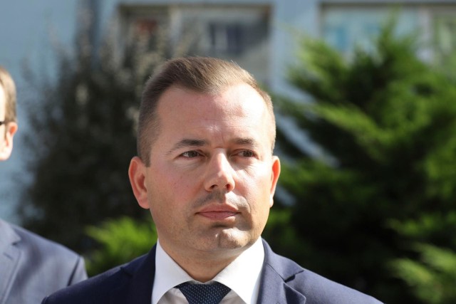 Radny PiS Henryk Dębowski mówił, że samorząd nie powinien mieszać się w sprawy rządowe. – Mamy nadzieję, że rząd PiS jak najszybciej dojdzie do porozumienia ze strajkującymi – mówił.
