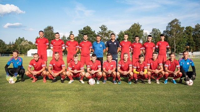Wierna Małogoszcz wygrała 2:0 z ŁKS Probudex Łagów, jednym z kandydatów do awansu do trzeciej ligi.