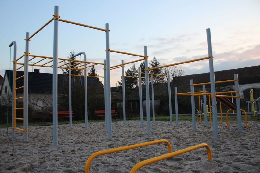 Street Workout Park został zamontowany obok istniejącej...