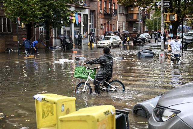 W niektórych okolicach Nowego Jorku spadło do 150 mm deszczu
