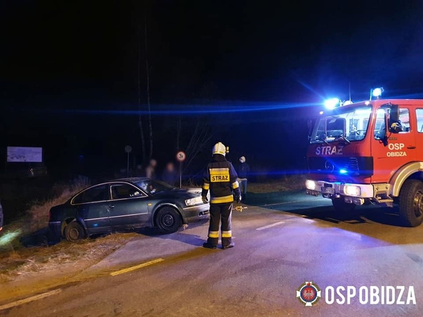 Obidza. Samochód osobowy zawisł nad przepaścią. Szybka akcja strażaków