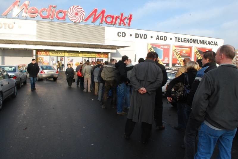 Kolejka po laptopy w Media Markt w Opolu