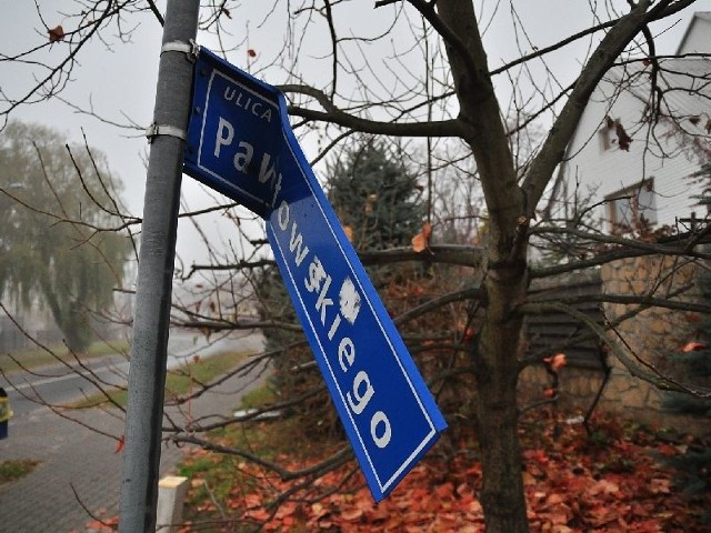 Zniszczone oznaczenie przy ulicy Pawłowskiego na tarnobrzeskim osiedlu Dzików.