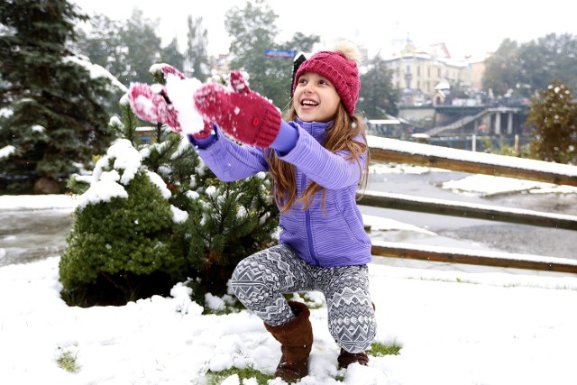 Pierwsza w tym roku zabawa na śniegu, aż do przemoczenia rękawic.